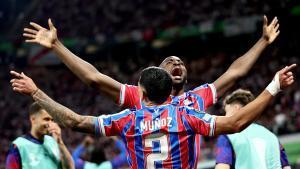 LEIPZIG (Germany), 27/05/2026.- Jean-Philippe Mateta (facing) of Crystal Palace celebrates with teammate Daniel Munoz after scoring the opening goal during the UEFA Conference League final match Crystal Palace against Rayo Vallecano, in Leipzig, Germany, 27 May 2026. (Alemania) EFE/EPA/RONALD WITTEK