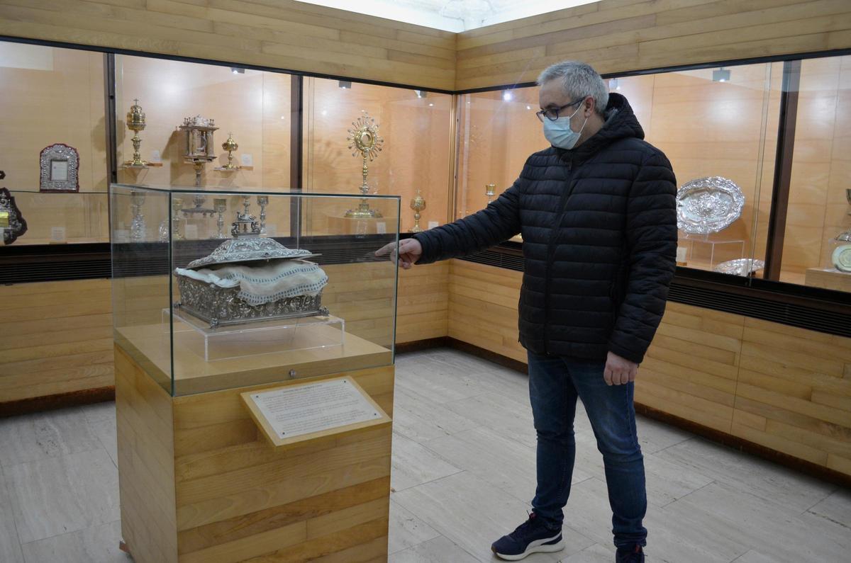 El técnico en el museo de la catedral Óscar García muestra el mantel que fue testigo, según la tradición, de la última cena de Cristo.
