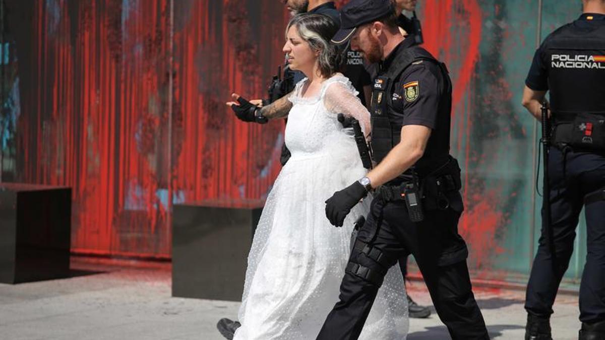 Momento de la detención ante la embajada británica en Madrid de la Doctora en astrofísica por la Universidad de Hertfordshire, Elena González Egea, vestida de novia porque su prometido, el físico  Mike Lynch-White,  ha sido condenado a prisión en UK.