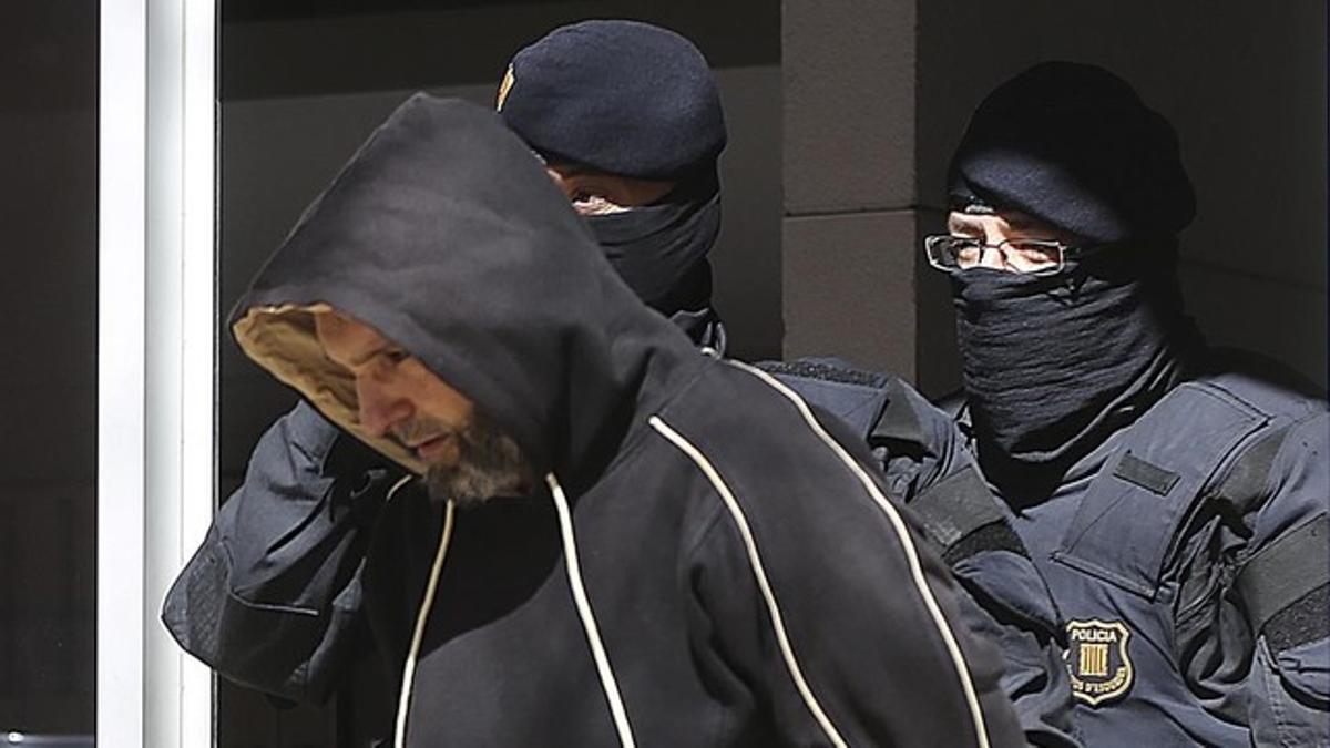 Los Mossos sacan de su casa a Antonio Sáez, el líder de la célula desarticulada, el 8 de abril del 2015.