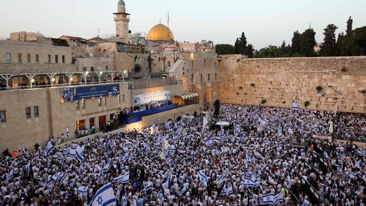 Manifestantes con banderas israelís en el Muro de las Lamentaciones de Jerusalén, este domingo.