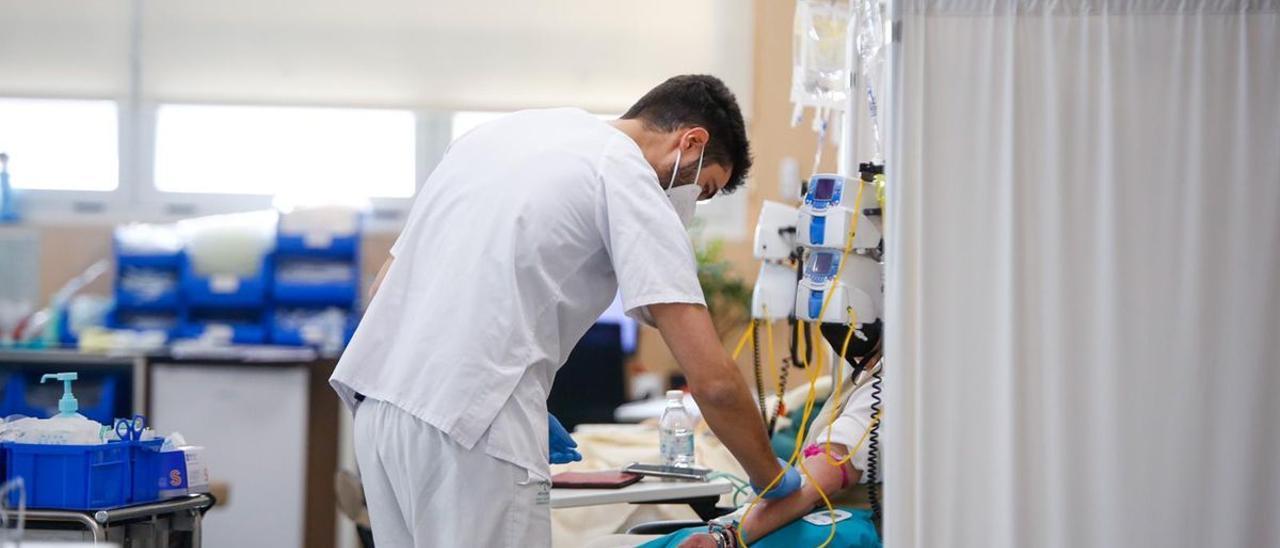 Un paciente recibe asistencia en el hospital de día de Oncología Médica del hospital Reina Sofía.