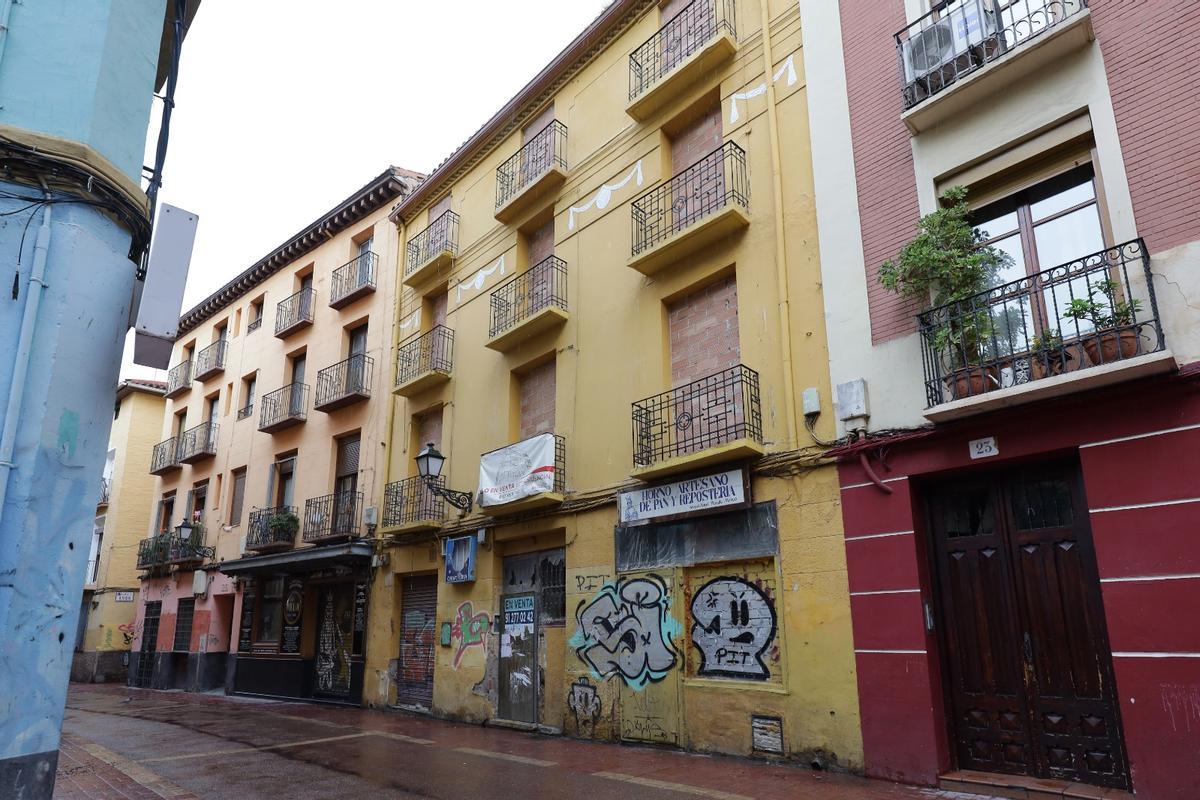 Edificio cerrado y abandonado en la calle Heroísmo.