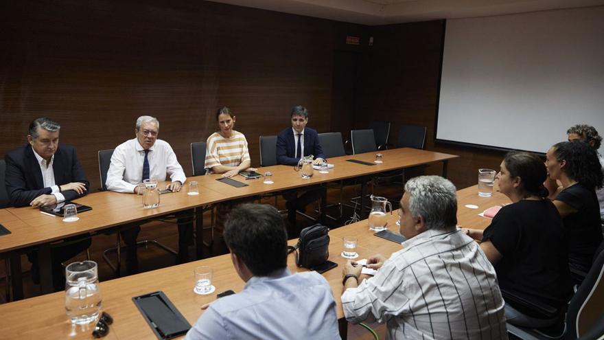 El consejero en funciones Rogelio Velasco, durante su reunión con los trabajadores de Abengoa.