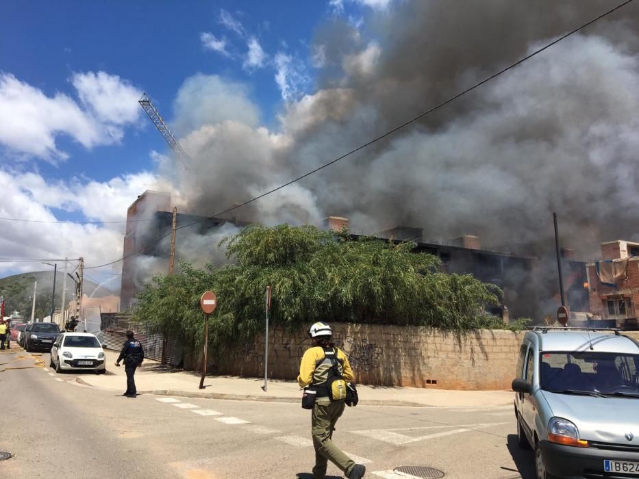 El incendio se declara en un edificio okupado en Es Viver