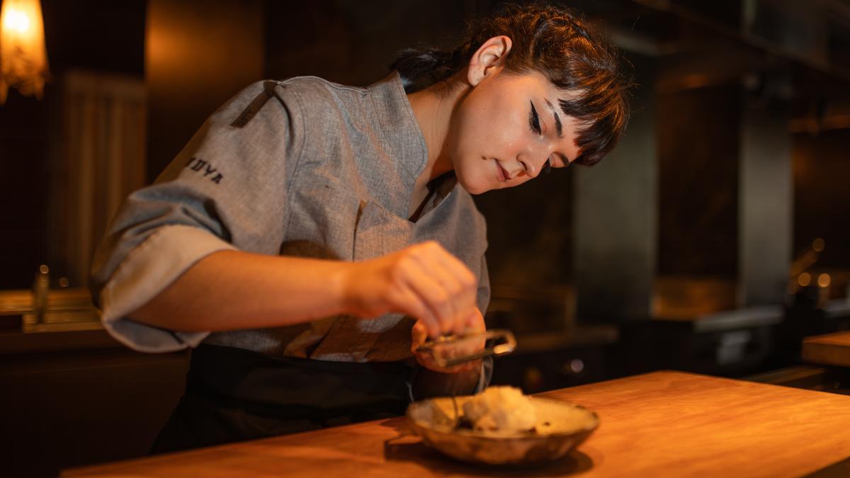 Claudia Pedret, estudiante de la escuela ESHOB, en el restaurante Ikoya donde ya trabaja en cocina.