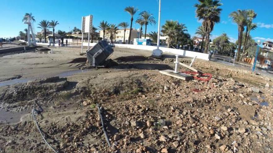 Estado en el que quedó una de las playas de Orihuela Costa por la tremenda fuerza de las aguas