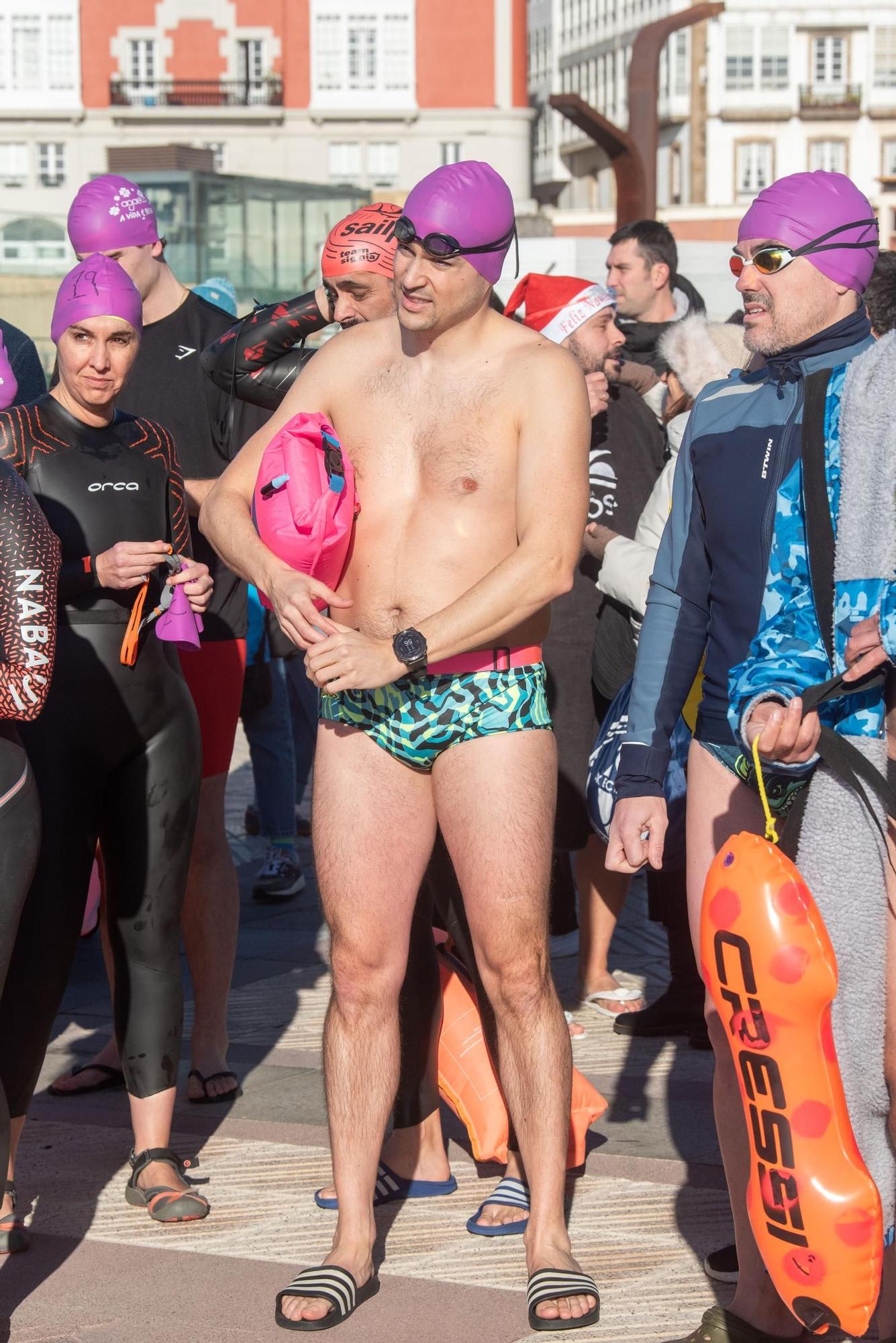 A Coruña desafía al frío y al mar para visibilizar la ELA