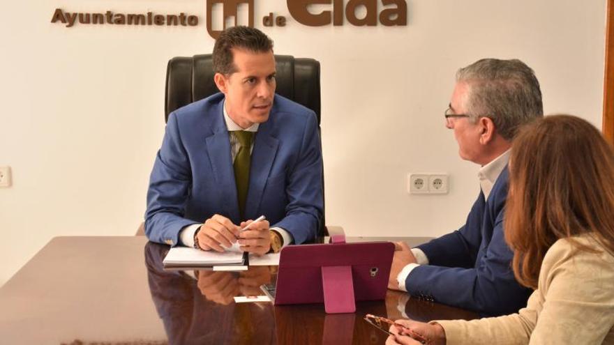 El alcalde de Elda, Rubén Alfaro en la reunión mantenida con los responsables de Renfe, José Pérez y Paqui Franco
