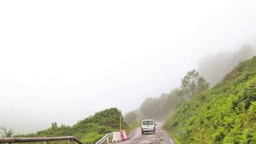 La carretera Campo de Caso-Infiesto, a  la altura de la Collada de Arnicio.