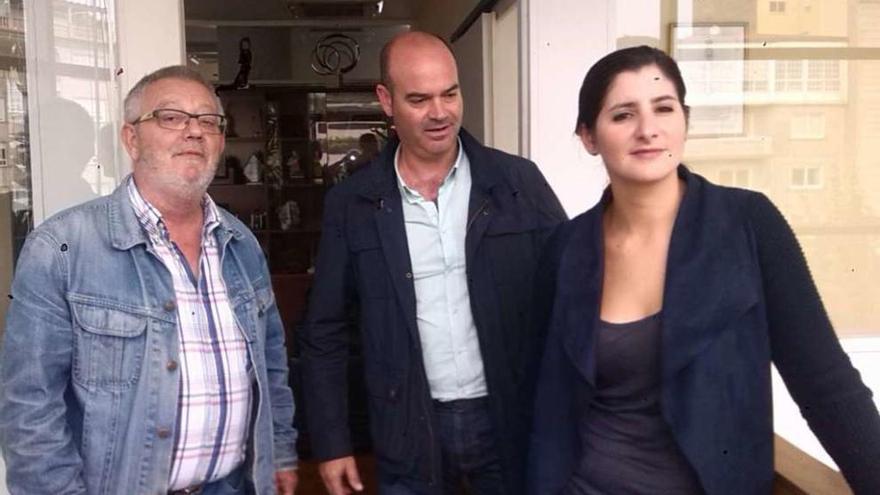 Xosé Manuel Pazos, Félix Juncal y Leticia Santos se reunieron ayer en Cangas. // Gonzalo Núñez