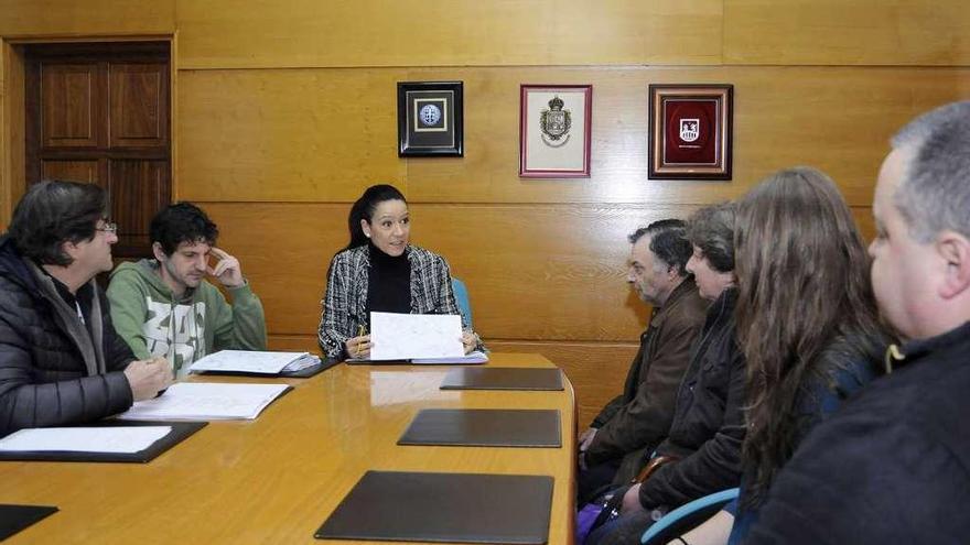 La edil de Cultura, Ana Luisa González, e Israel Picón, con propietarios de los terrenos. // Bernabé/Javier Lalín