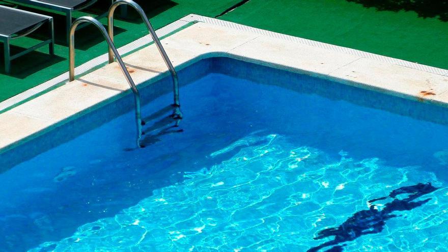 Muere ahogado un menor de seis años tras caer a una piscina en Lora del Río