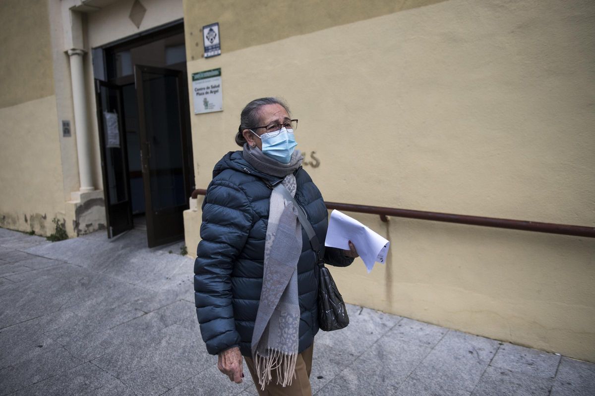 Ángela Durán a la salida del centro sanitario.