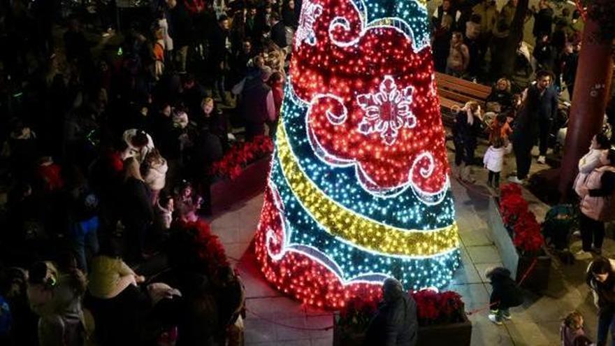 Encendido del árbol de Navidad frente al Ayuntamiento de Quart de Poblet
