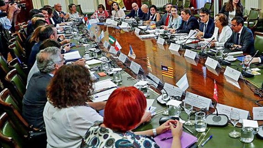 Reunión del ministro de Pesca con los consejeros autonómicos del ramo, ayer en Madrid.