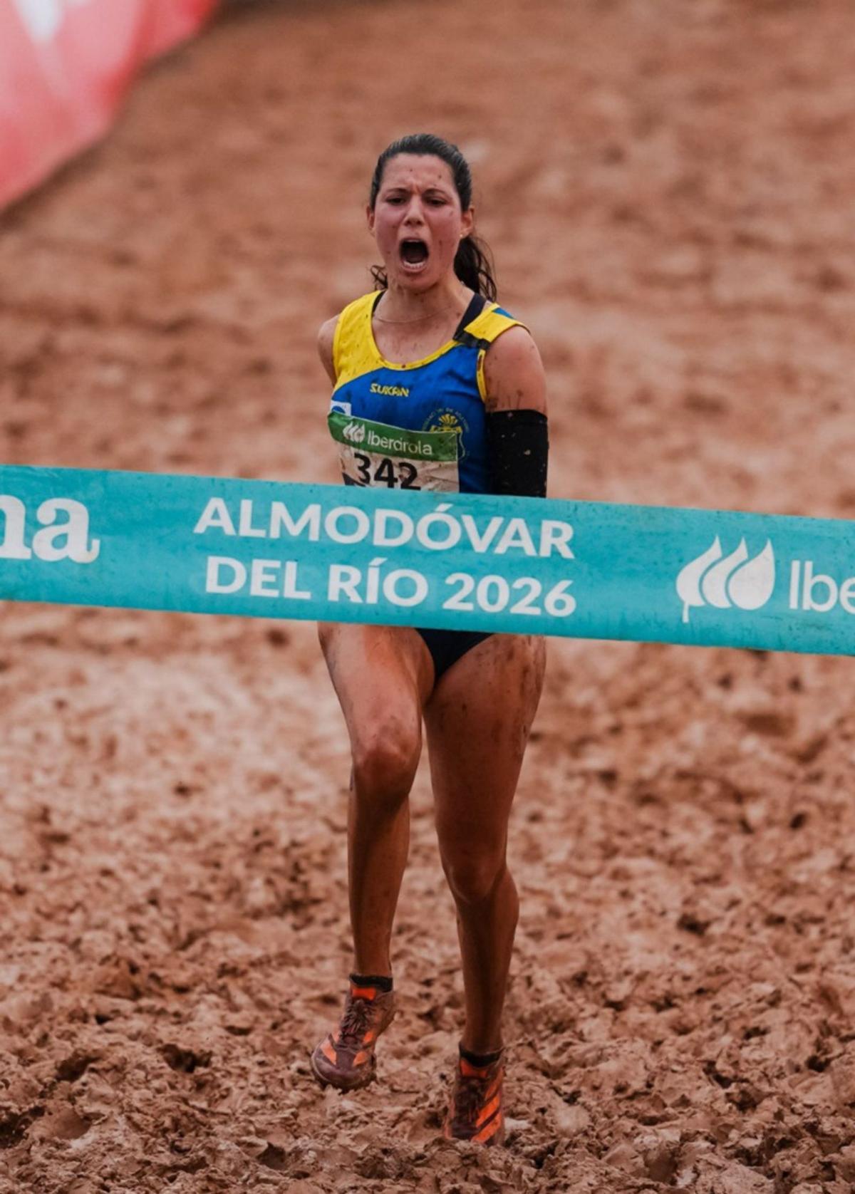 Isabel Barreiro, a punto de cruzar la meta como ganadora del campeonato de España de cross.  | RFEA