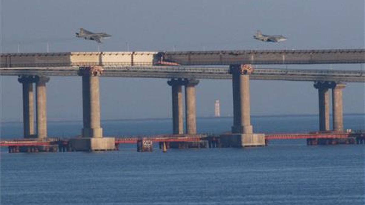 Puente sobre el Estrecho de Kerch, que conecta el mar Negro con el mar de Azov