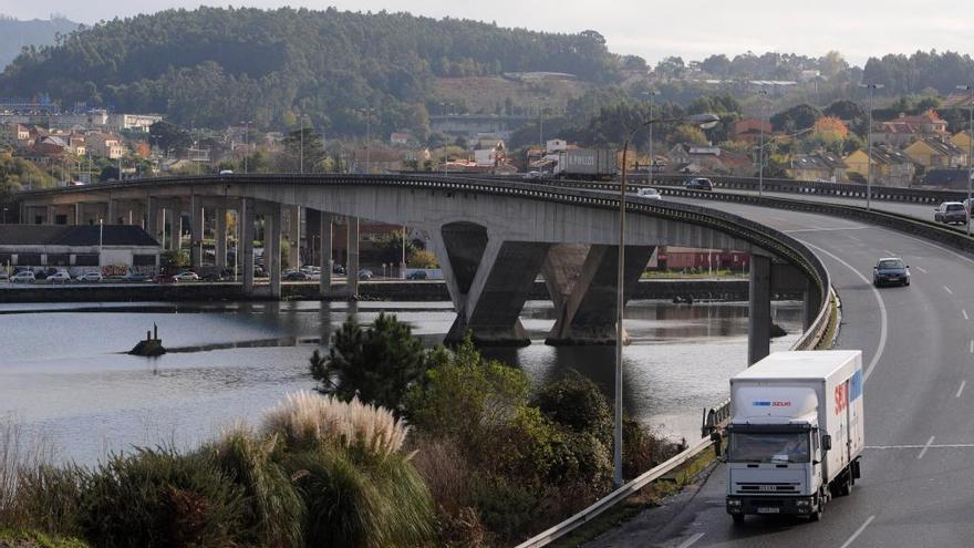Evacuada tras dar vueltas de campana en el puente sobre la ría de Pontevedra