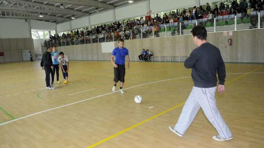 El partido de fútbol sala entre alumnos y profesores.  // Noé Parga