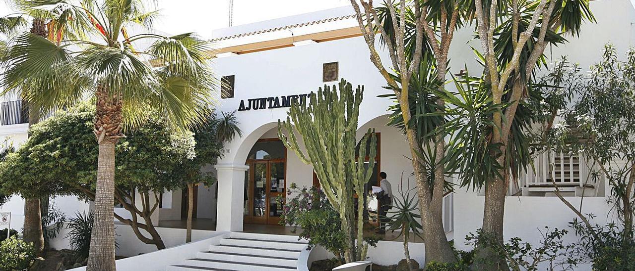 Fachada de la sede del Ayuntamiento de Sant Josep, en una imagen de archivo. | VICENT MARÍ