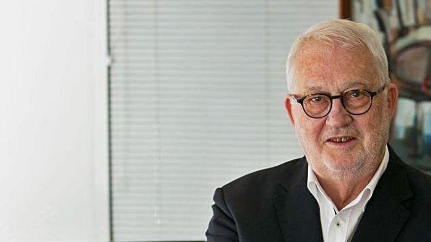 Luis Boyer, en su despacho, con la nueva imagen de la Fundación.