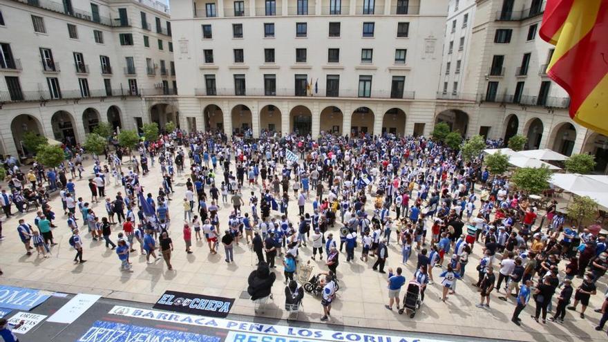 La afición del Hércules protesta por la mala situación del club