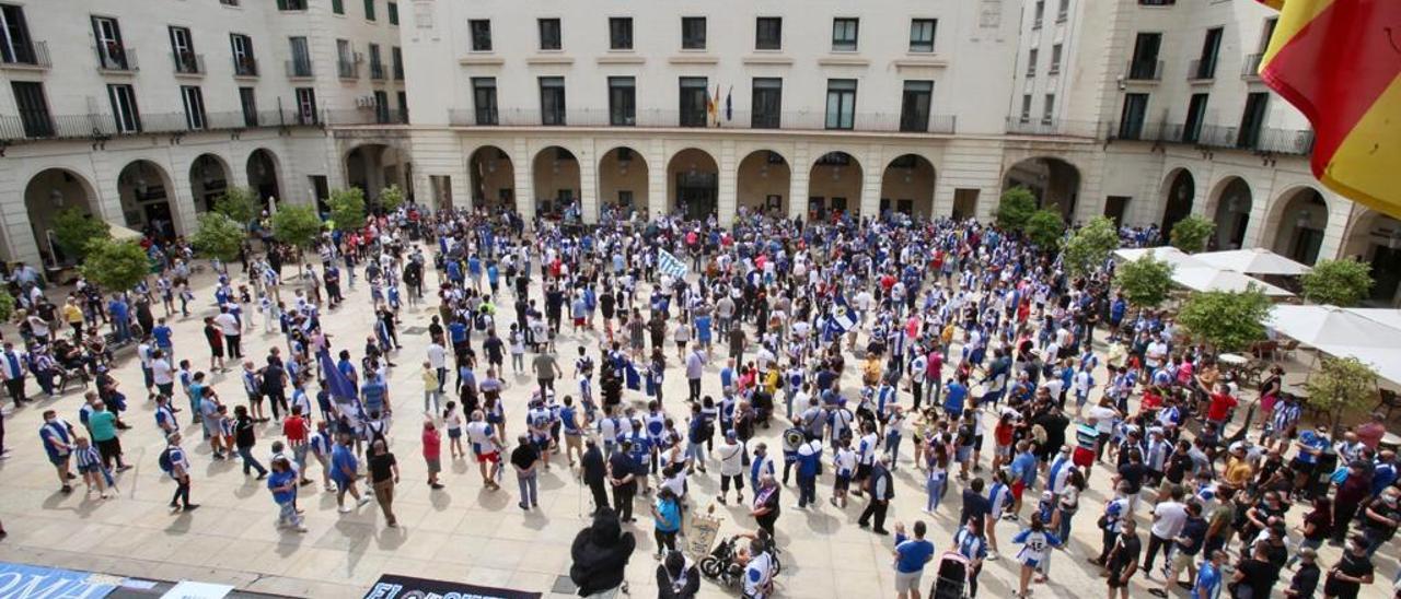 Las imágenes de la protesta de la afición del Hércules por la gestión del club