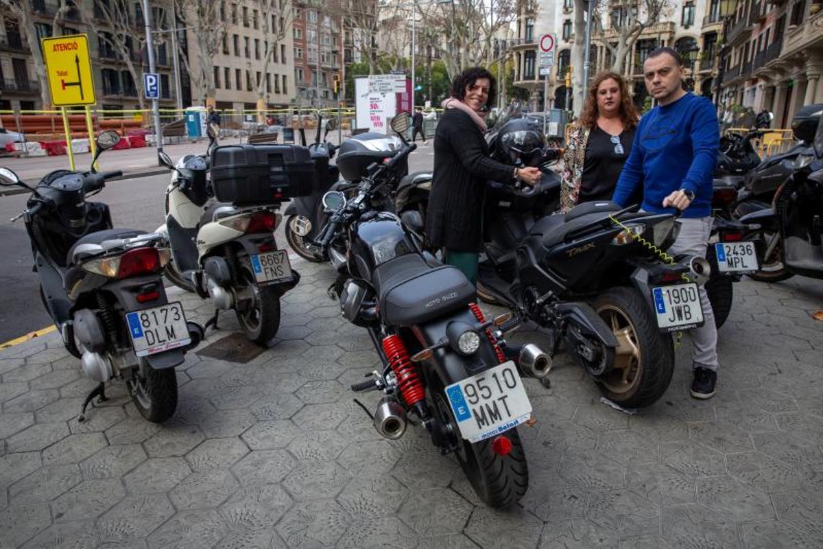 Las obras han causado una aglomeración de motos aparcadas que contrasta con el futuro: apenas quedará alguna en la calle.