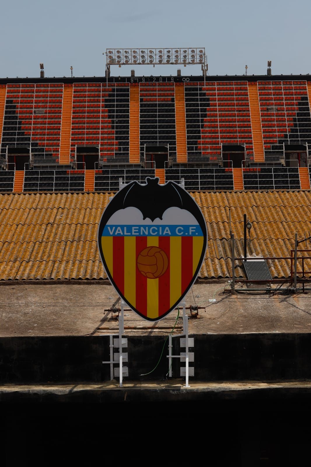 Colocan un escudo provisional del Valencia para el centenario de Mestalla