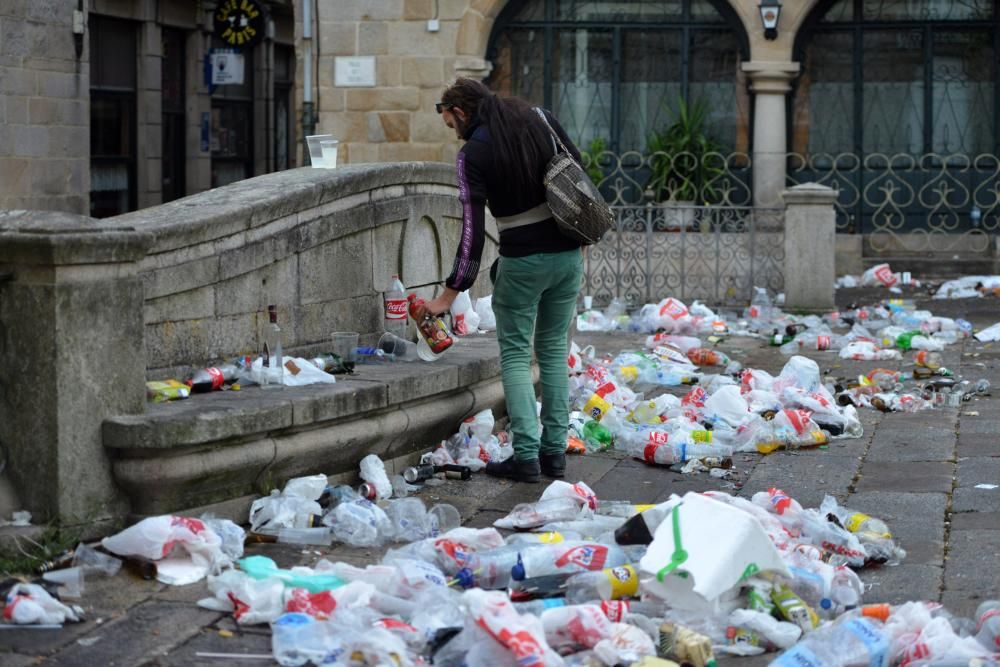 El primer día de peñas deja toneladas de basura en las calles