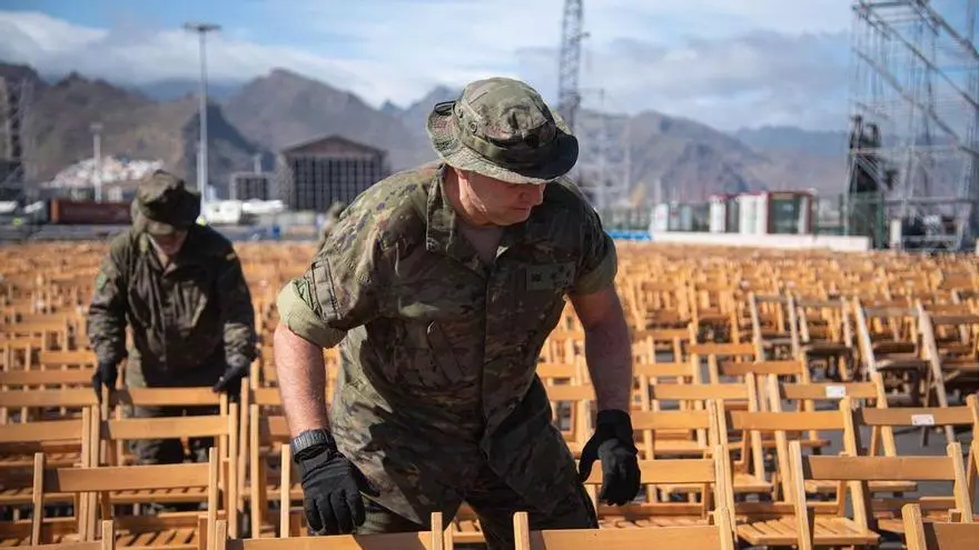 El Ejército coloca las sillas para la misa del papa León XIV en el puerto de Santa Cruz de Tenerife