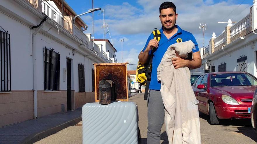 Ivan Wals, con su maleta y sus instrumentos de apicultor, horas antes de tomar el vuelo.