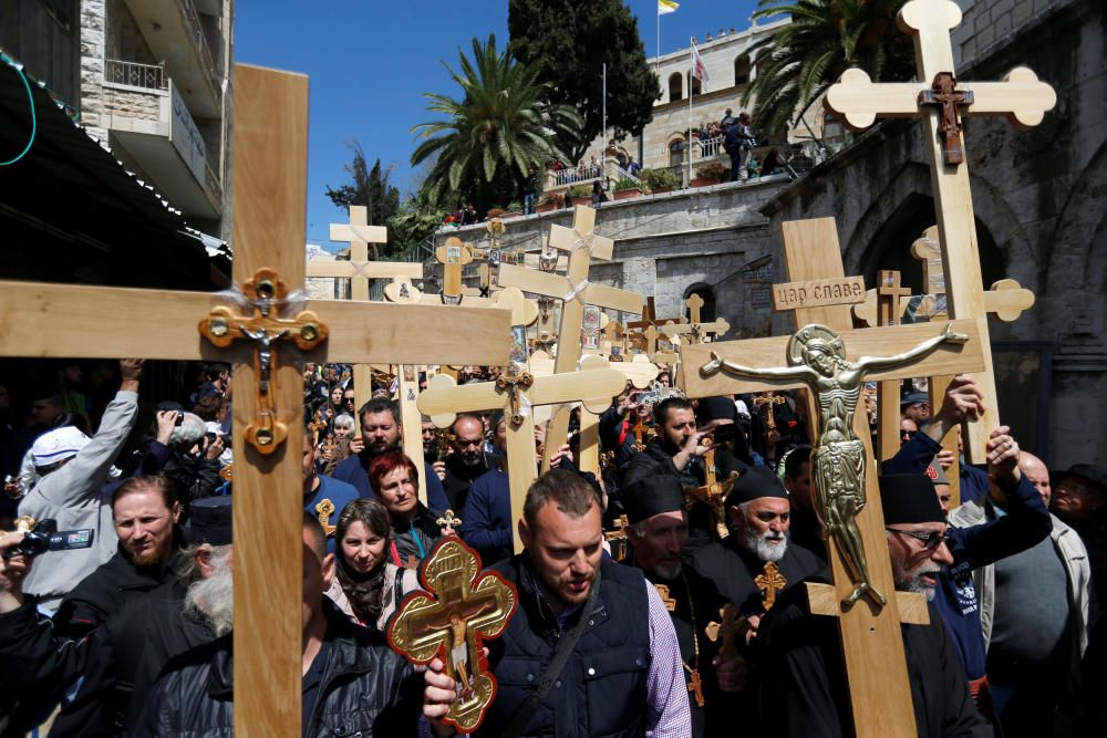 Creyentes transportan cruces en el Viernes Santo en la procesión de la Vía Dolora en la ciudad vieja de Jerusalén.