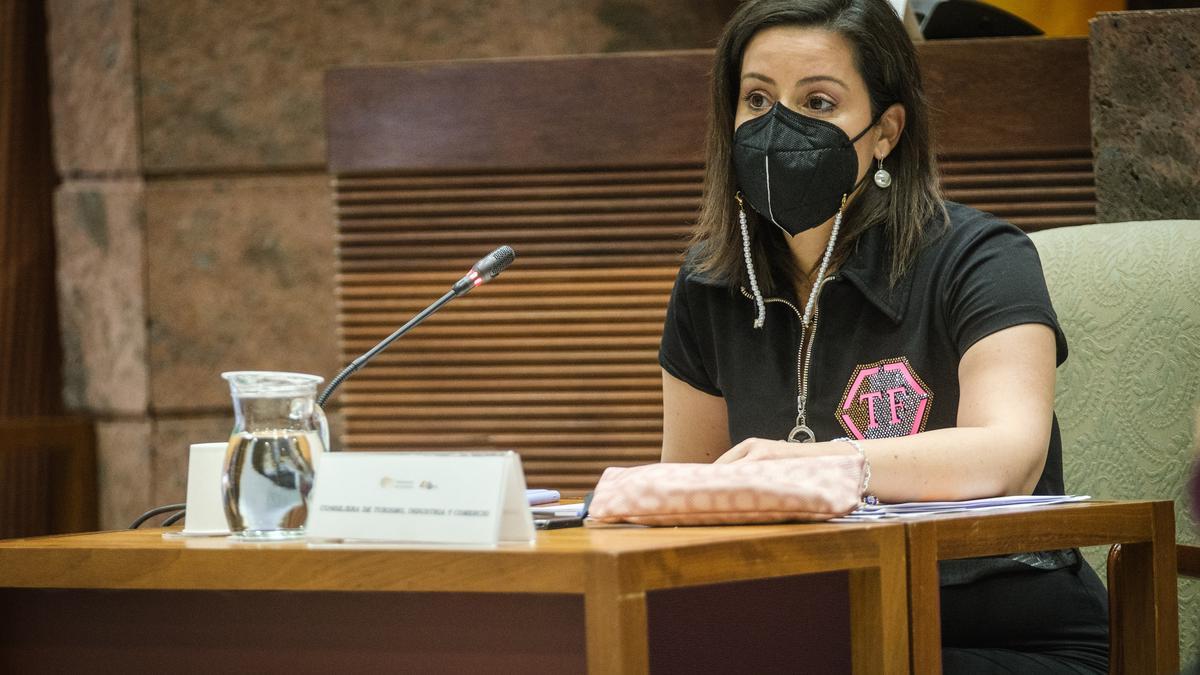 La consejera de Turismo, Industria y Comercio, Yaiza Castilla, en la comisión parlamentaria.