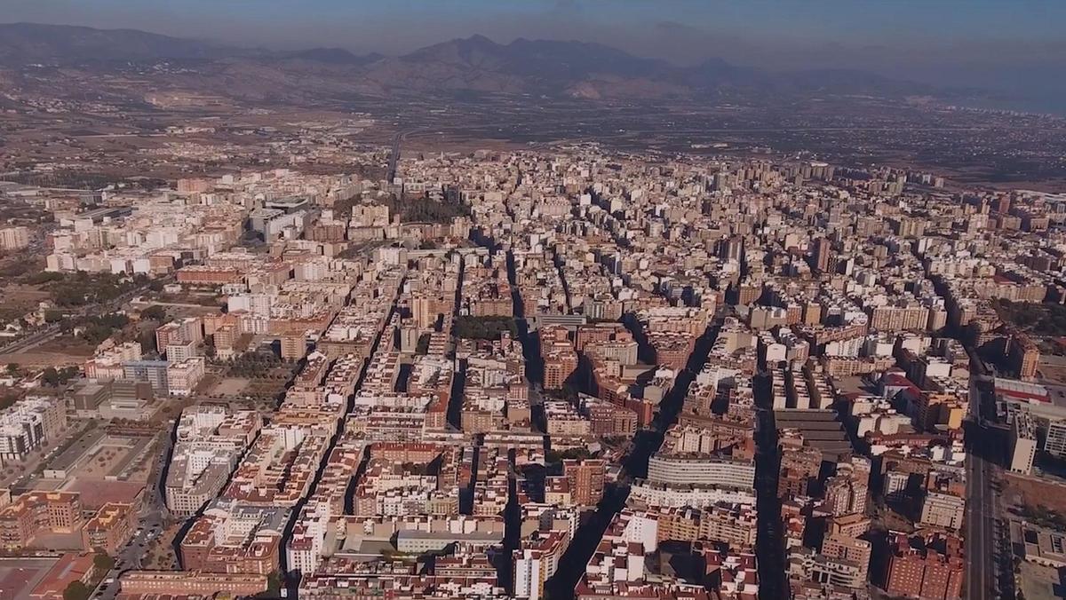 Imagen a vista de pájaro de la capital de la Plana, con sus principales arterias y edificios.