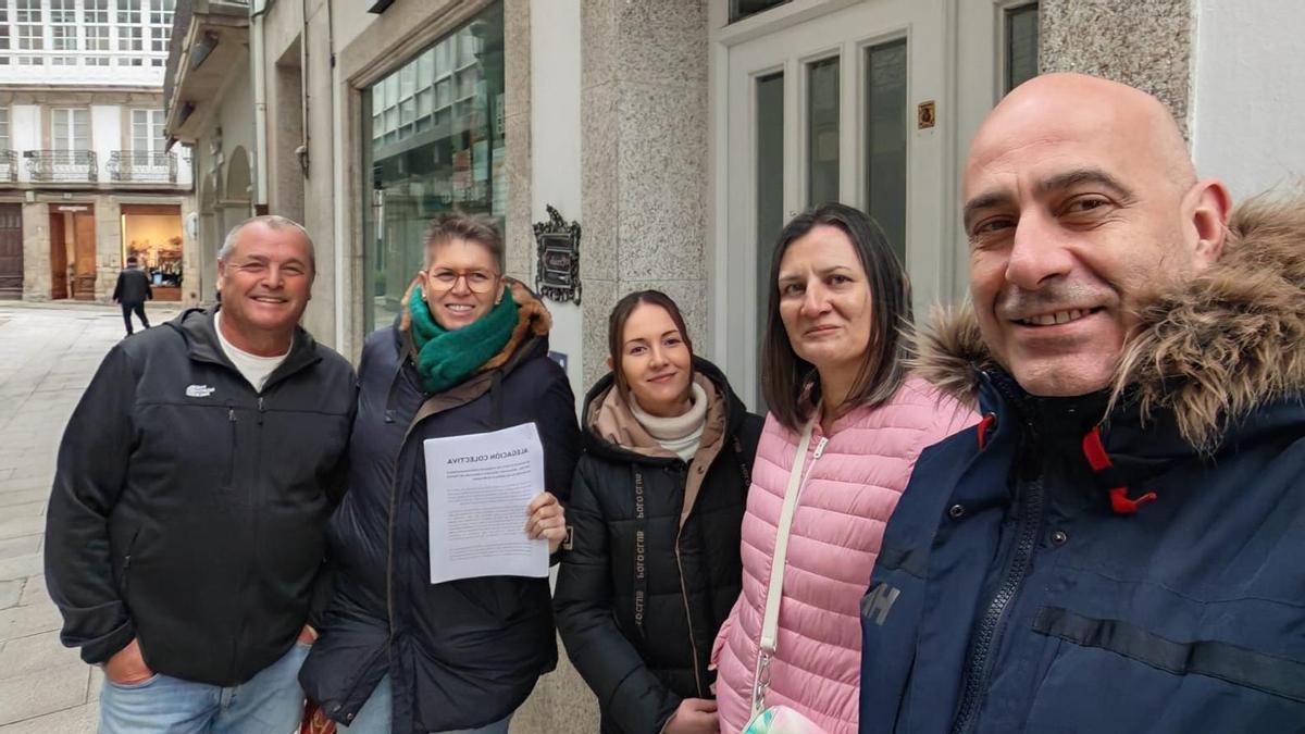 Cecilia Vázquez, segunda por la izq., con otros ediles del PP de Betanzos.