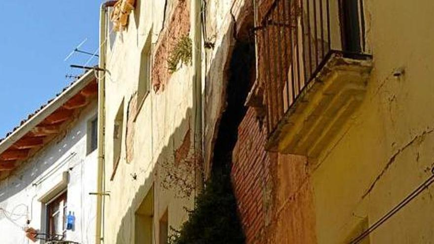 Forat a la façana de la casa del carrer de l&#039;Om que s&#039;enderrocarà