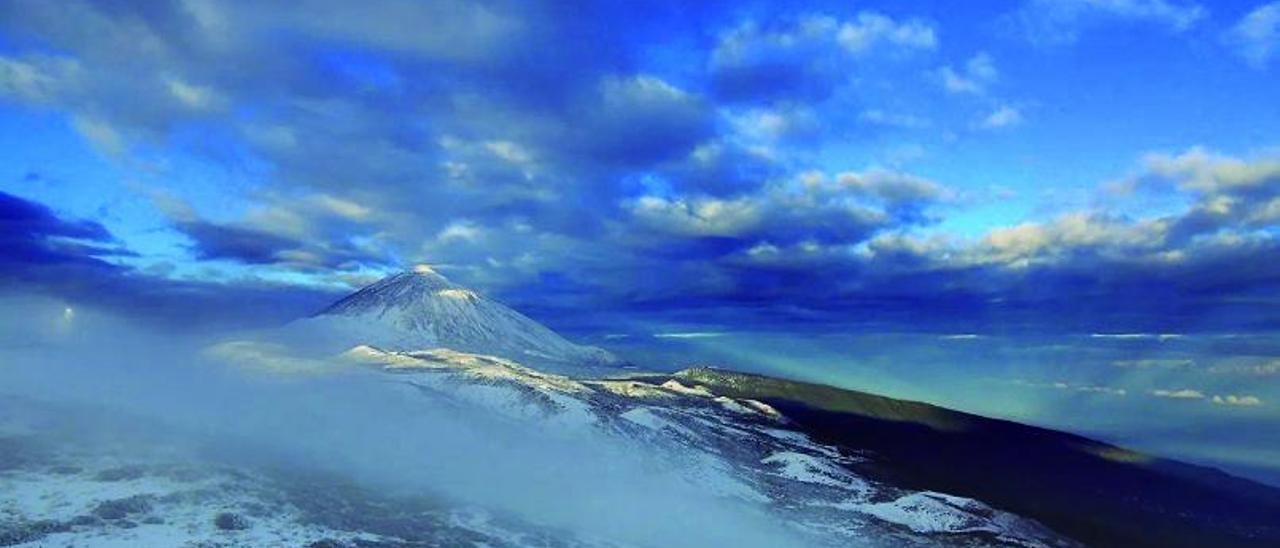 Imagen tomada ayer por la mañana del Parque Nacional del Teide nevado desde el Observatorio Meteorológico de Izaña. | |