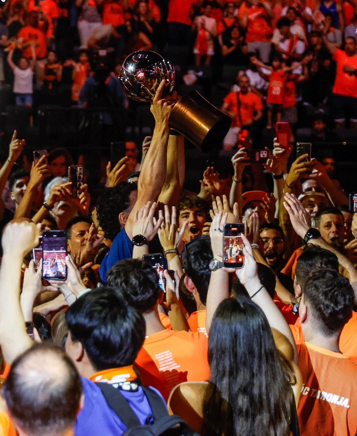 La celebración del Valencia Basket de la Liga Endesa en el Roig Arena, en imágenes