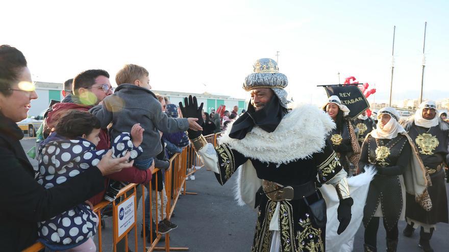 Los Reyes Magos ya han llegado a Torrevieja bordo del pailebote Pascual Flores y recorren las calles del centro