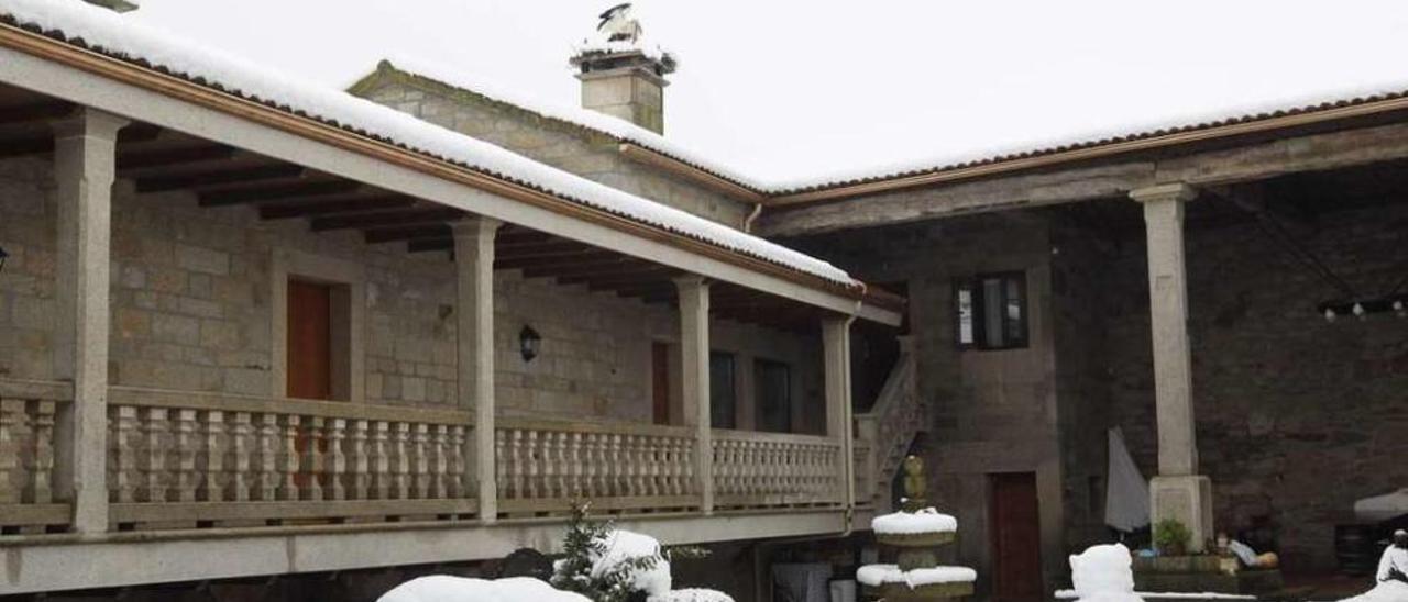 Nido de cigüeñas en Casa Achacán (Rodeiro) durante la última nevada. // Bernabé