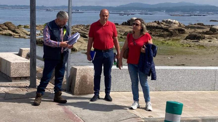 La edil Ángeles Domínguez junto a los responsables de la empresa encargada de asfaltar la carretera de Tera de Porto a Lordelo, ayer.