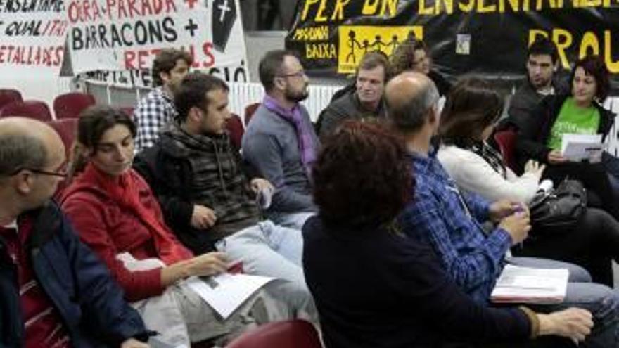 Algunos de los participantes en la asamblea de ayer en el IES Pere Maria.