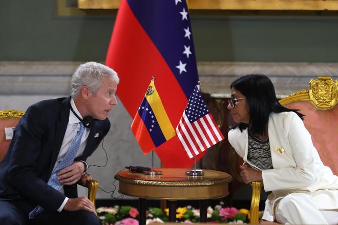 Venezuela y la comedia de las equivocaciones: el chavismo loa el pacto petrolero con Trump del que la derecha abomina