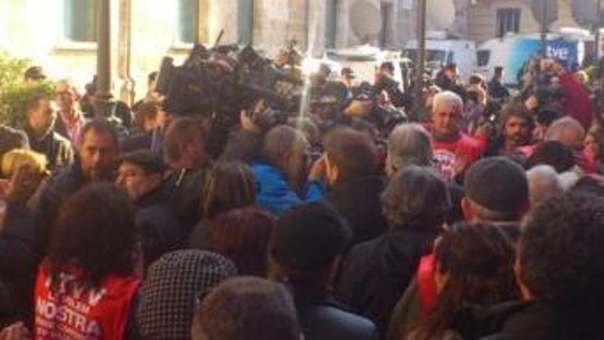 Lágrimas, abrazos y gritos de protesta de los trabajadores en la puerta de las Corts.