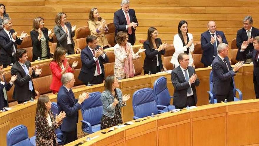 Los diputados del PP aplauden la intervención de Feijóo al concluir su primera intervención. // Xoán Álvarez