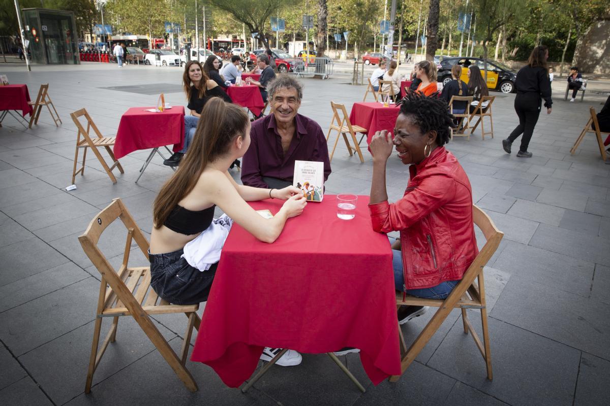 Campaña del Hospital Sant Joan de Dèu Cafè Solidari contra la soledad no deseada en la plaça Universitat de Barcelona