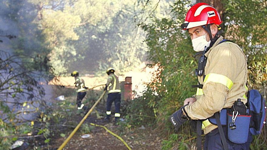 Els Bombers en la intervenció pel foc forestal de Ca la Guidó.