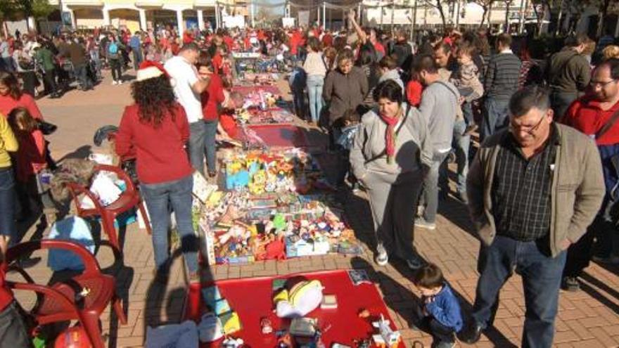 Más de 2.000 personas pasan por el segundo mercadillo del trueque de Elche